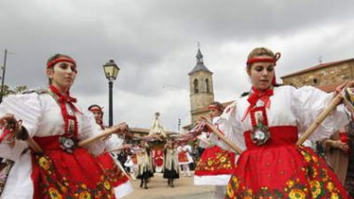 El grupo de paloteo de San Esteban de Nogales danza en la plaza de la iglesia.