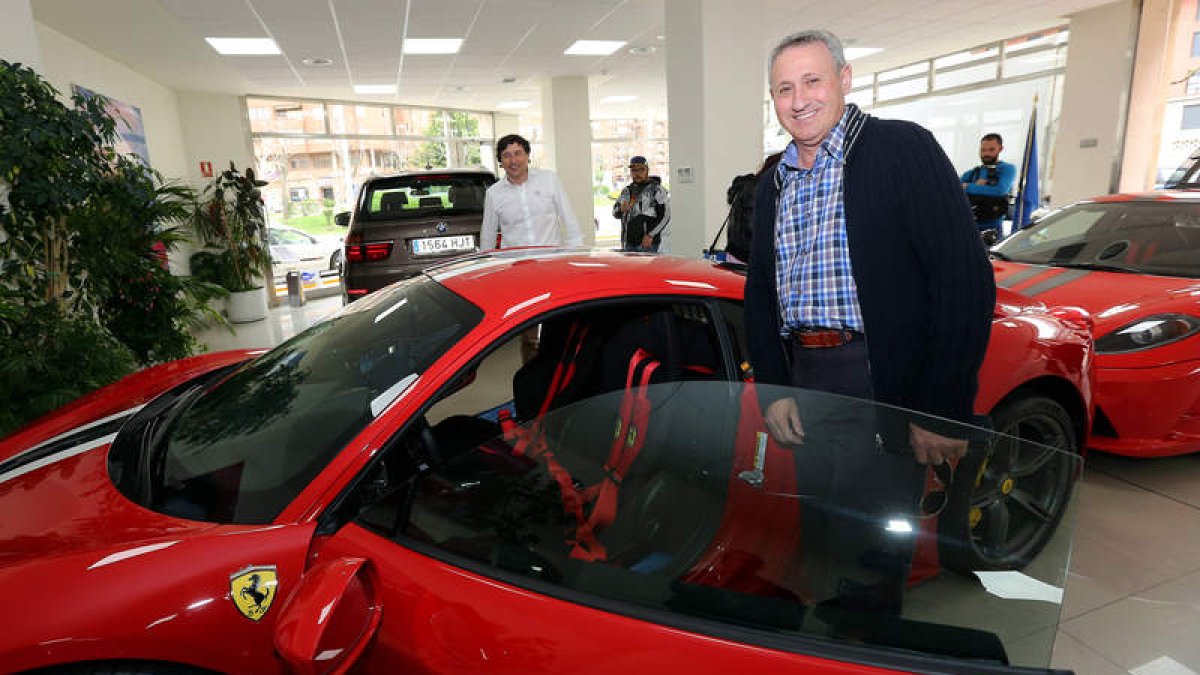 El presidente de Ferrari Asociación España, Maximiliano Rodríguez, ayer en Alauto junto a los dos vehículos