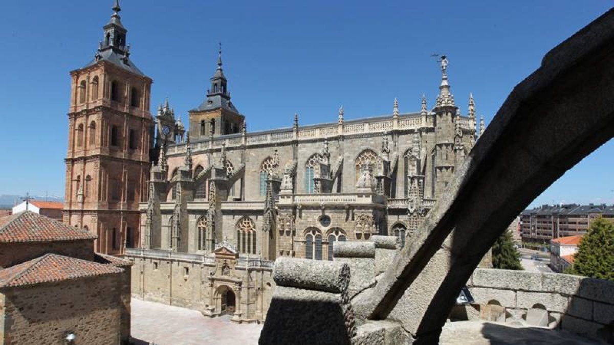 La catedral de Astorga ofrece una panorámica esplendorosa desde la terraza del palacio de Gaudí.