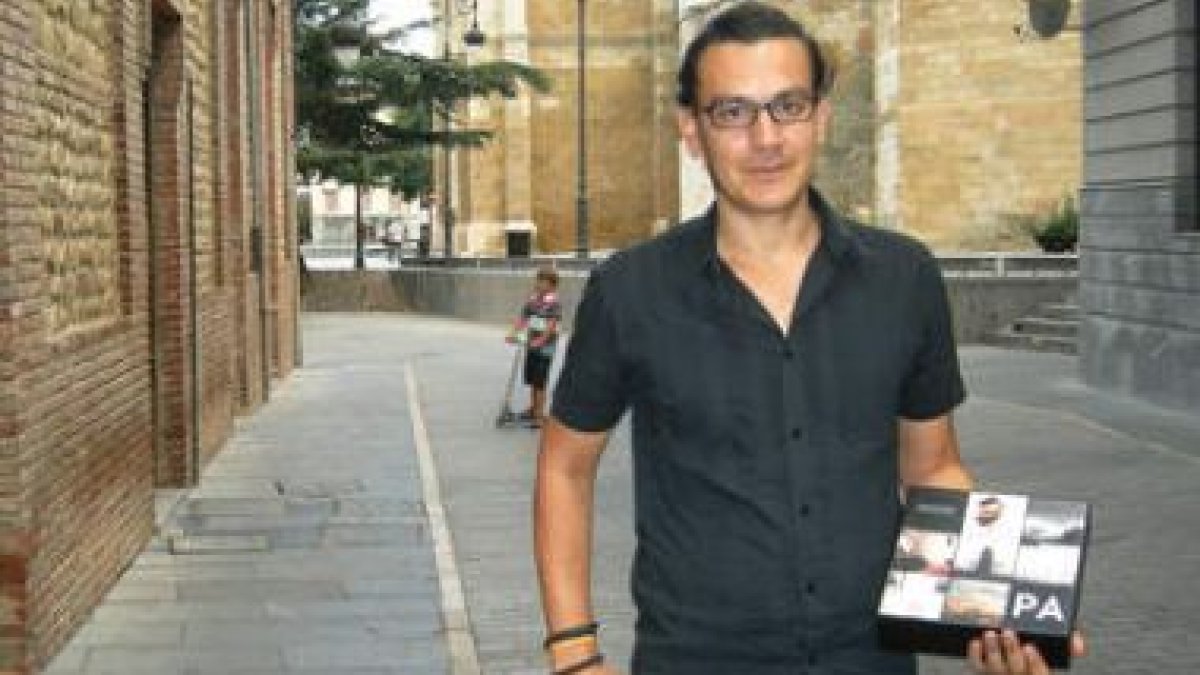 El fotógrafo leonés Pablo García ha reunido en una caja, de la que ha editado ocho ejemplares, cien