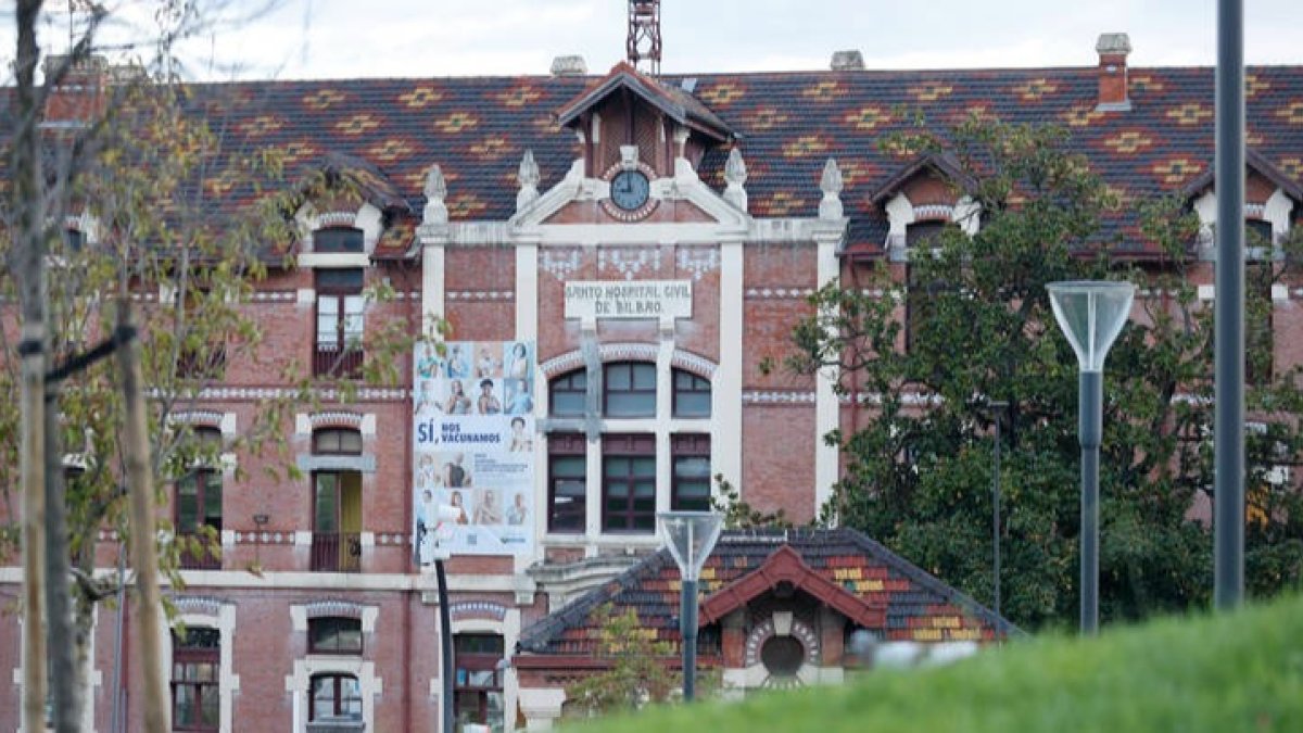 Vista del Hospital de Basurto, en Bilbao, donde un bebé recién nacido fue secuestrado por una mujer. LUIS TEJIDO