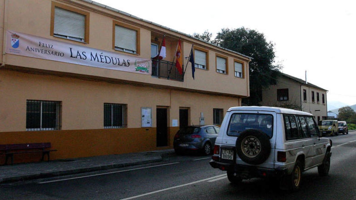 En la casa consistorial de Carucedo ya luce el cartel de celebración del 18 aniversario.