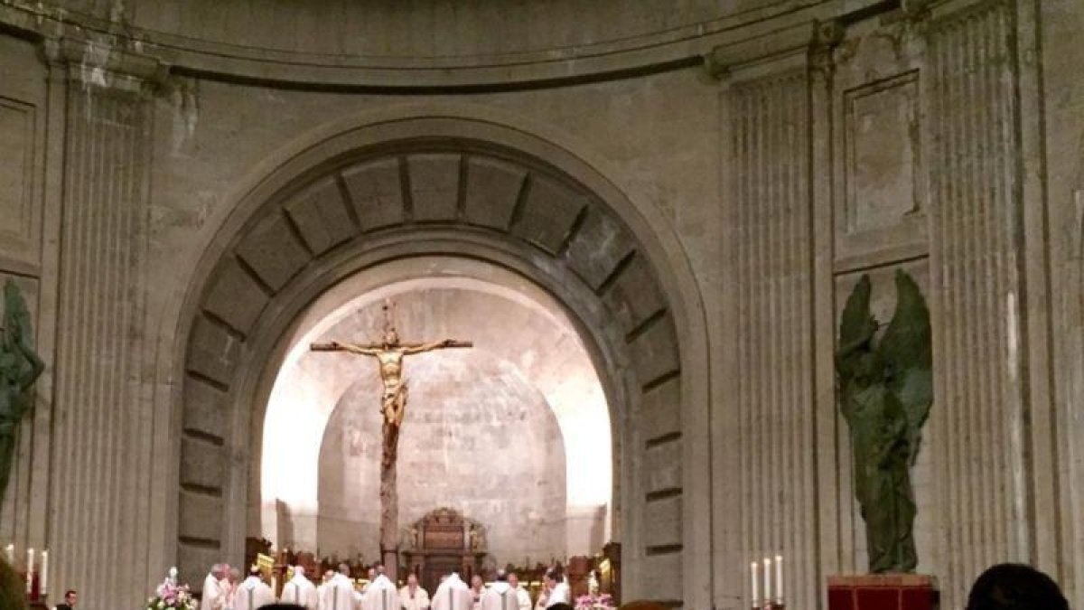 Misa en el Valle de los Caídos concelebrada por los frailes benedictinos de su abadía.
