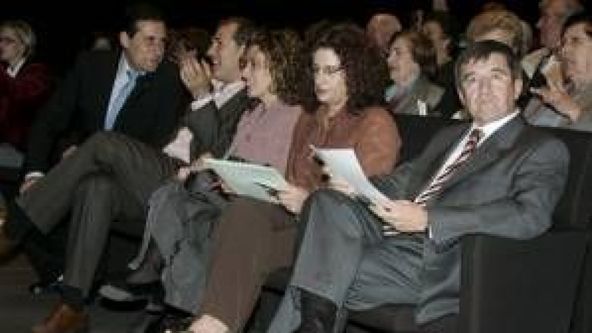 Las autoridades municipales, en la inauguración de las circuitos para mayores