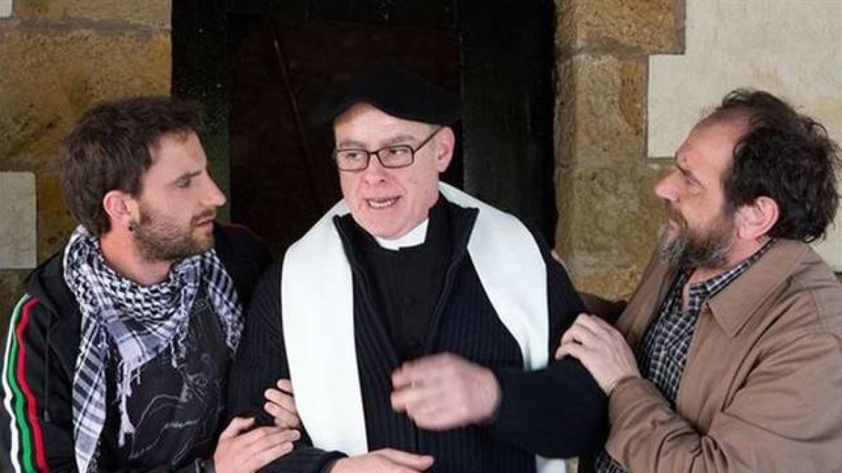 Dani Rovira, Aitor Mazo y Karra Elejalde, en 'Ocho apellidos vascos'.