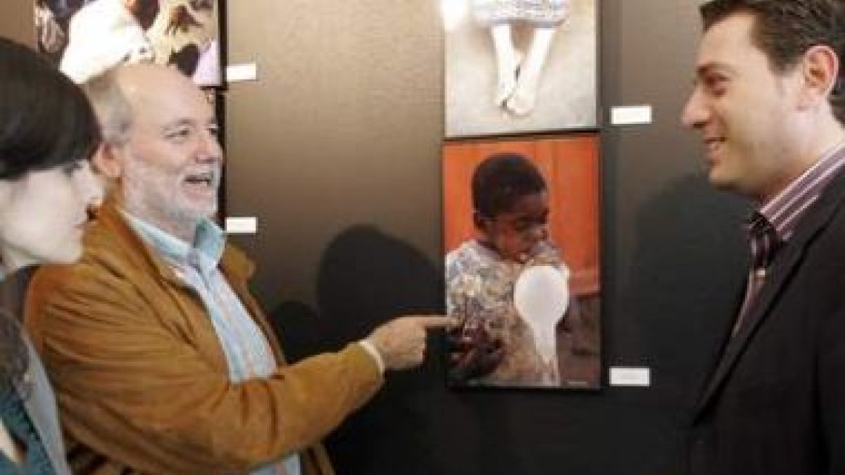 Xurxo Lobato enseña una de las fotografías al alcalde y a la concejala de Cultura de Cacabelos
