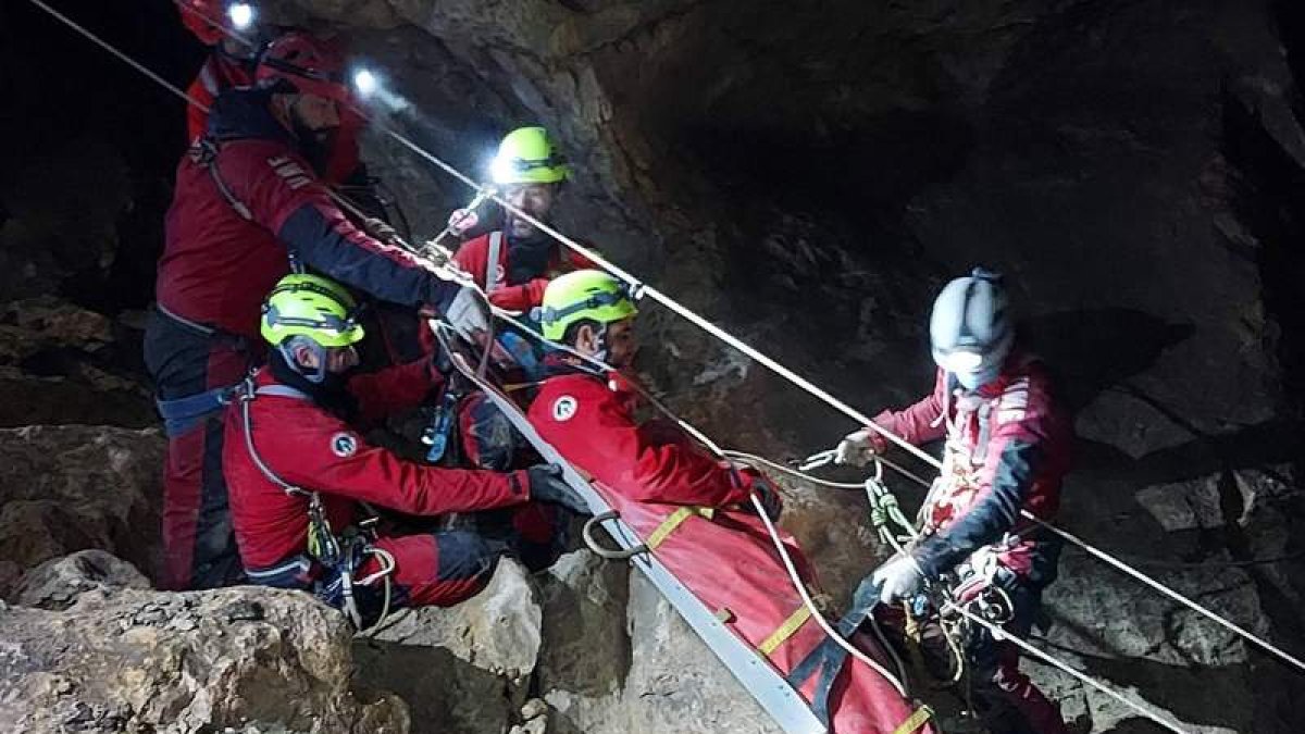 Uno de los ejercicios en la cueva de la Torca de Morteros. UME