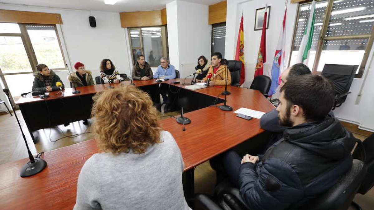 Pleno de Cacabelos celebrado el pasado 7 de diciembre, para conocer la dimisión del alcalde. L. DE LA MATA