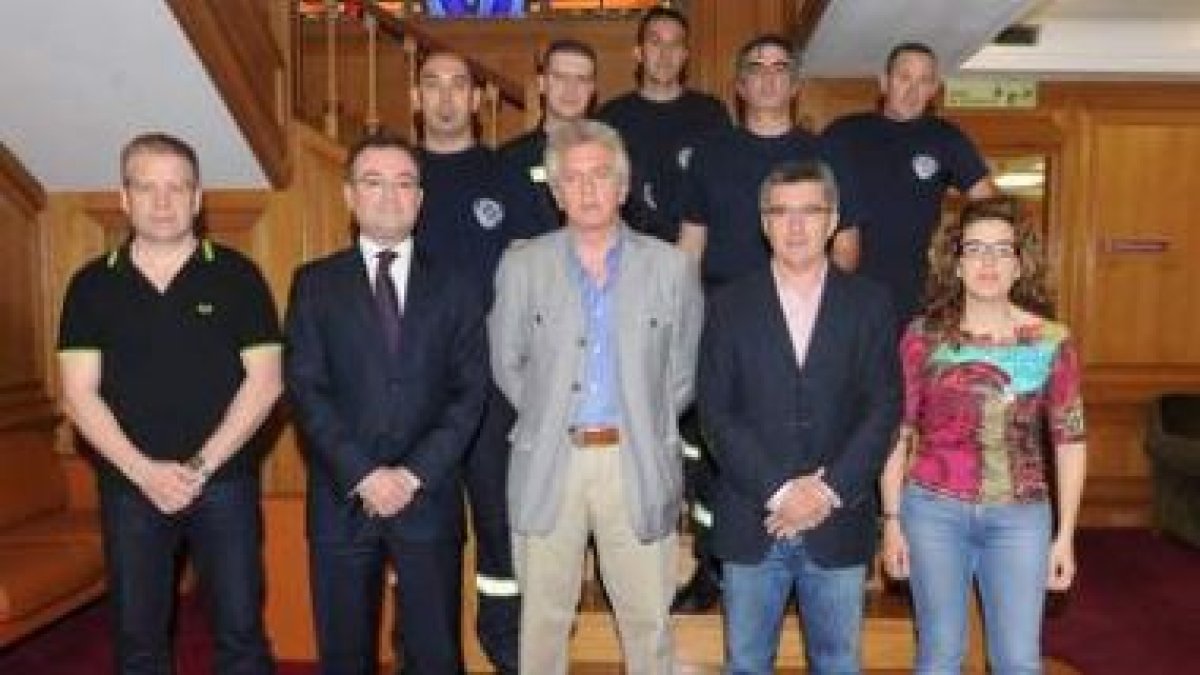 Foto de familia de los nuevos cabos junto a las autoridades municipales.