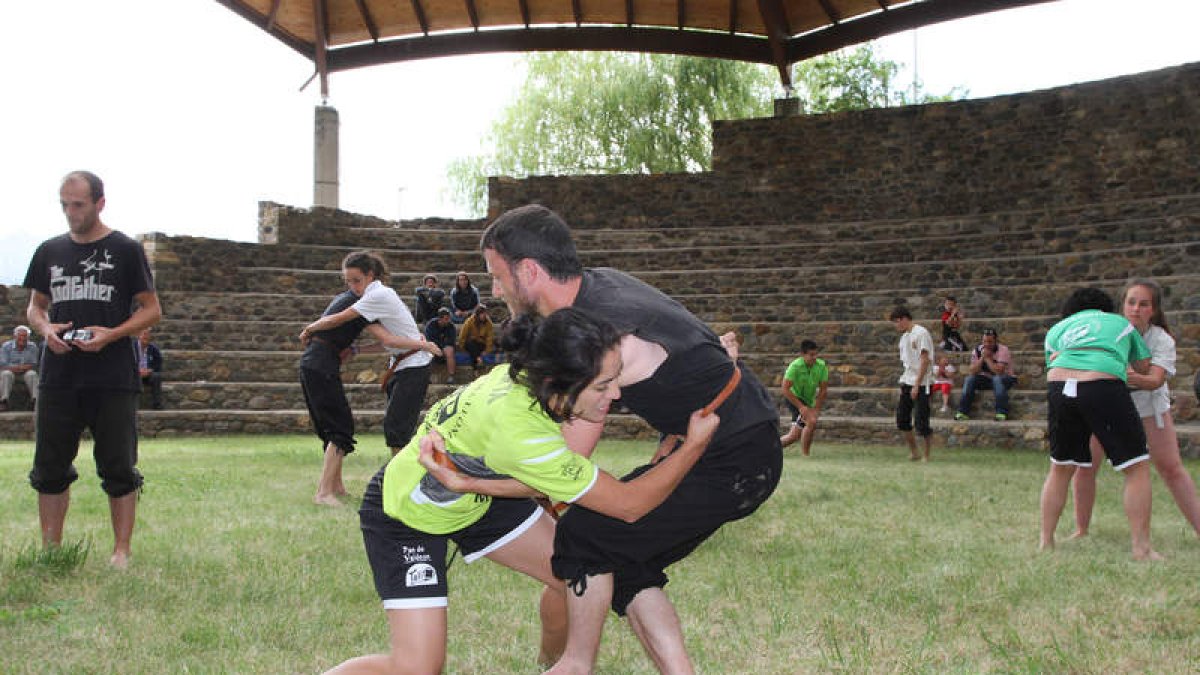 Cintos de la lucha leonesa compartidos en el luchódromo de Riaño por los jóvenes bretones.