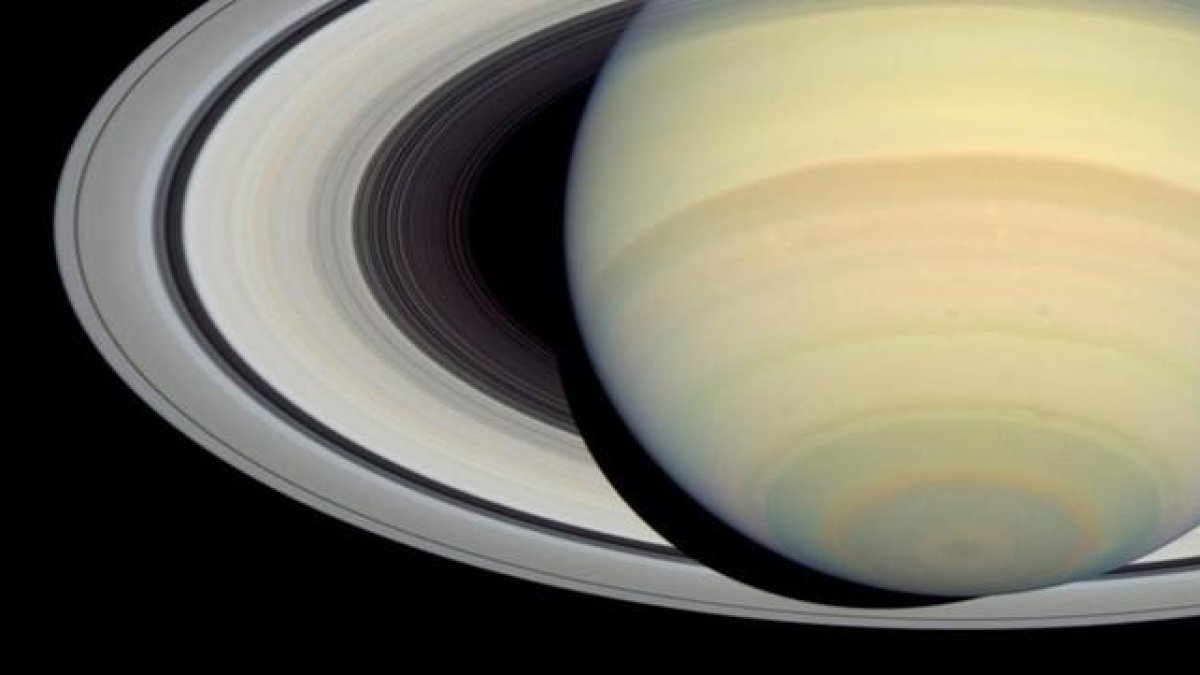 Imagen de Saturno y sus anillos concéntricos obtenida por el observatorio espacial Hubble en el año 2004.