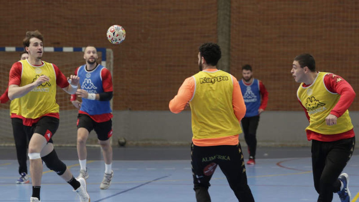 El Ademar, en un entrenamiento de esta semana preparando el partido frente al Barcelona. FERNANDO OTERO