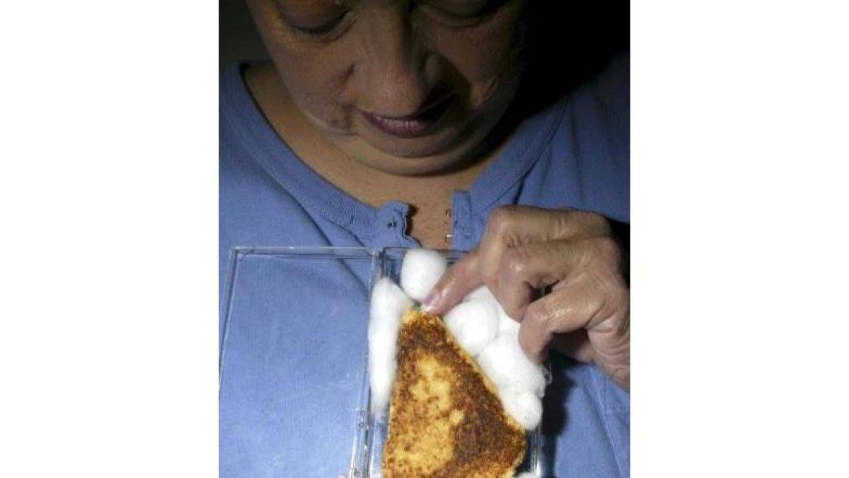 Duyser muestra el sandwich con la imagen de la Virgen