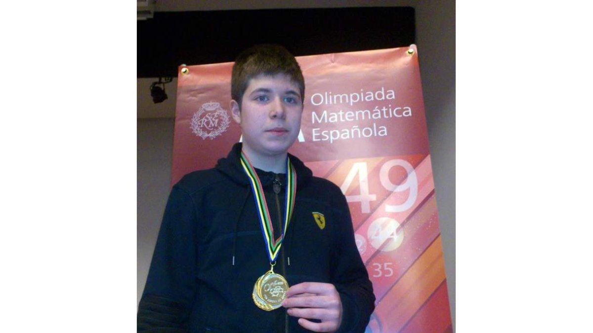 El joven ponferradino con su medalla de oro al cuello.