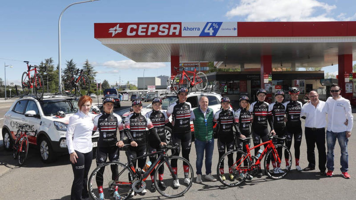 Cuerpo técnico y ciclistas del Eneicat delante de la gasolinera de Pecafer. JESÚS F. SALVADORES