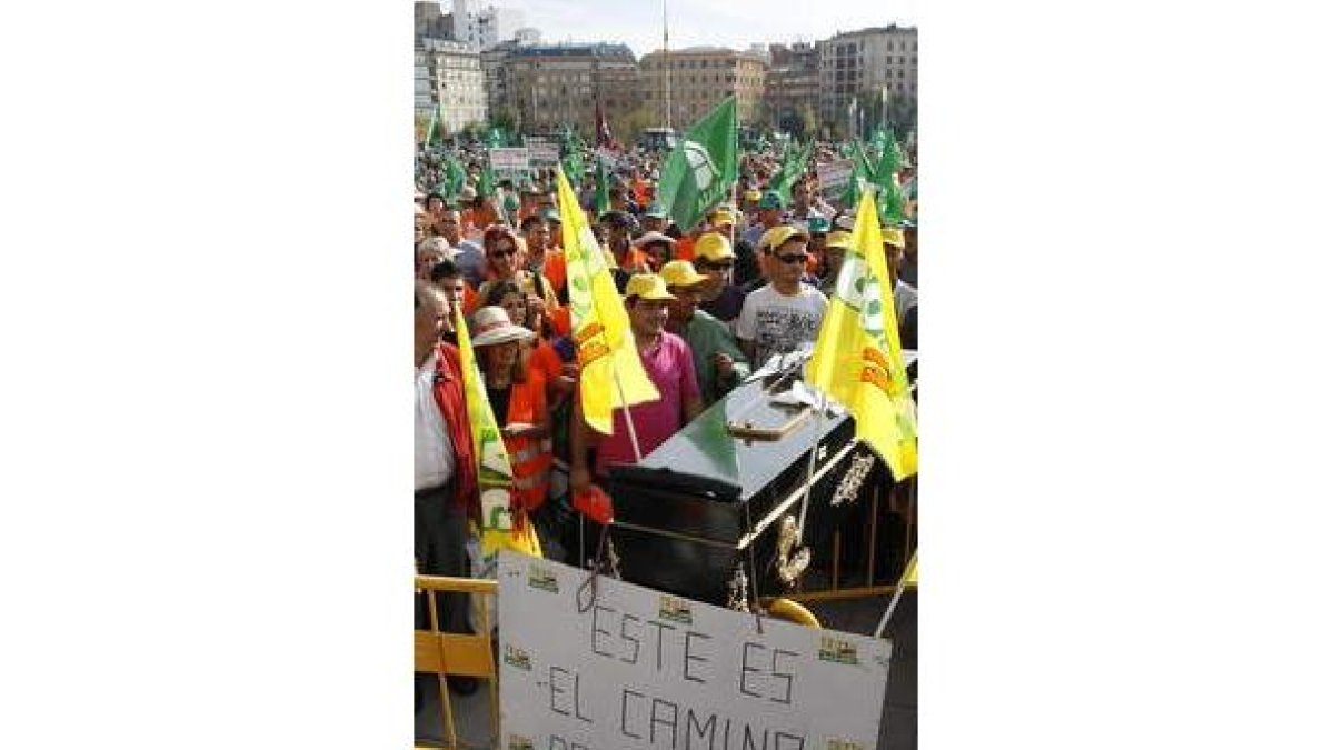 Un ataúd recorrió las calles a hombros de los agricultores.