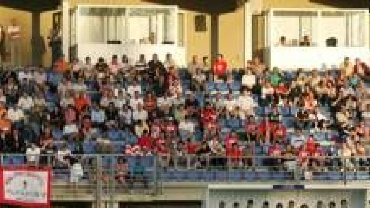 La afición rojiblanca dio color a las gradas