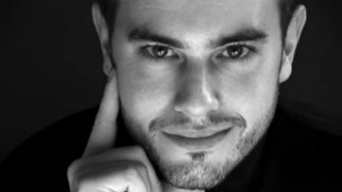 El mago madrileño Jorge Blass trae al Bergidum un espectáculo de magia y acrobacias.