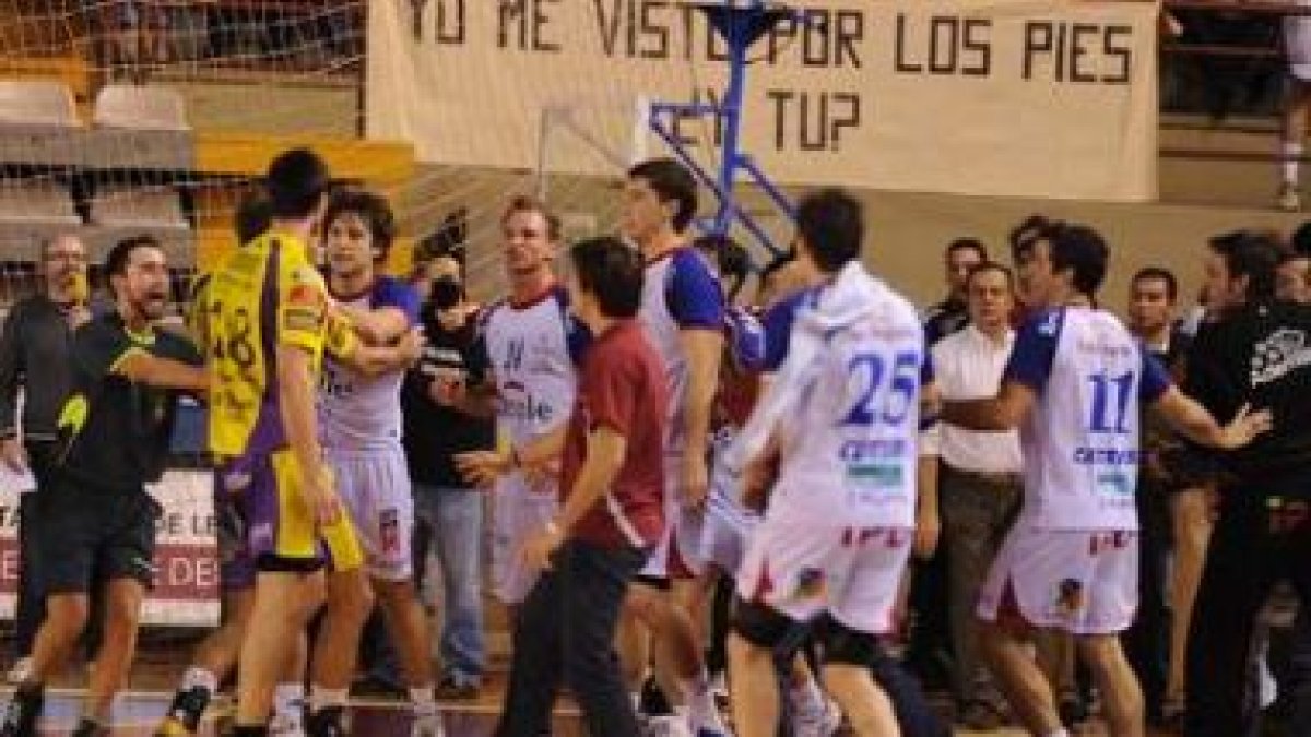 El enfrentamiento entre Stranovsky y Gurbindo al final del partido propició una tangana entre ambos.