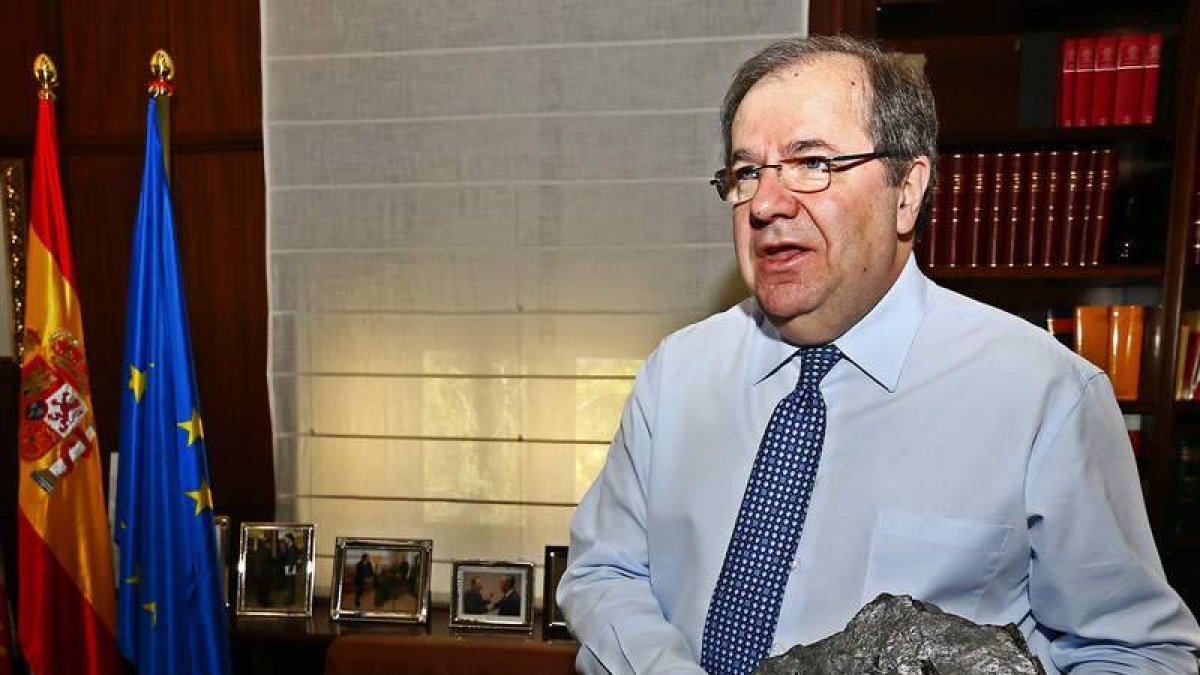 El presidente de Castilla y León, Juan Vicente Herrera, muestra el trozo de antracita que tiene junto a su mesa de trabajo y que conserva desde que se lo regaló un empresario minero del Bierzo Alto.