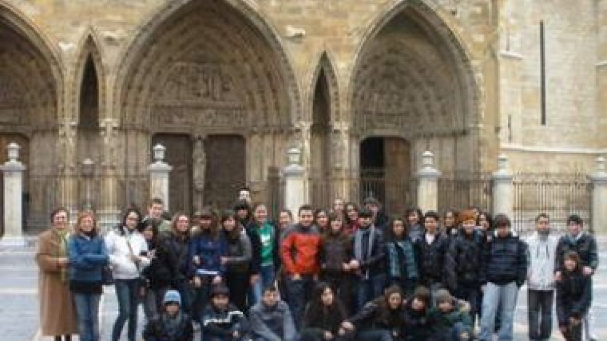 Alumnos del colegio de La Asunción, en el transcurso de su visita a las vidrieras.