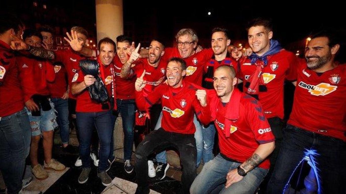 La celebración de la delegación del Osasuna en la Plaza del Castillo.