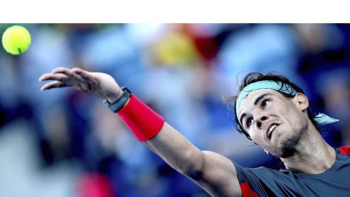 Los tenistas españoles, David Ferrer y Rafa Nadal, durante su intenso partido.