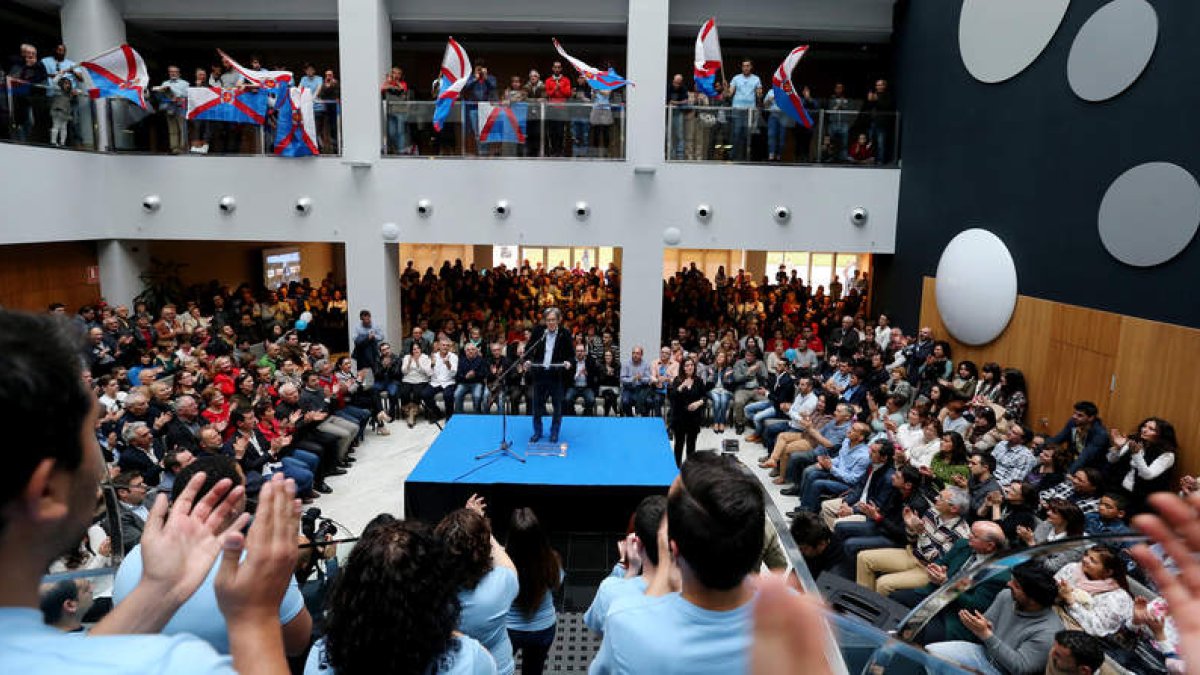 La Coalición por el Bierzo consiguió reunir a un millar de personas en Ponferrada en el acto de presentación de sus candidatos.