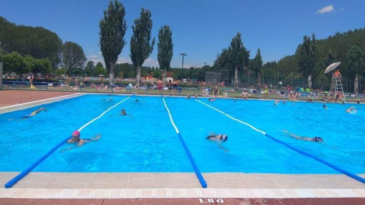 La piscina olímpica sí que estará dispuesta para que los usuarios puedan utilizarla durante todo el verano. DL