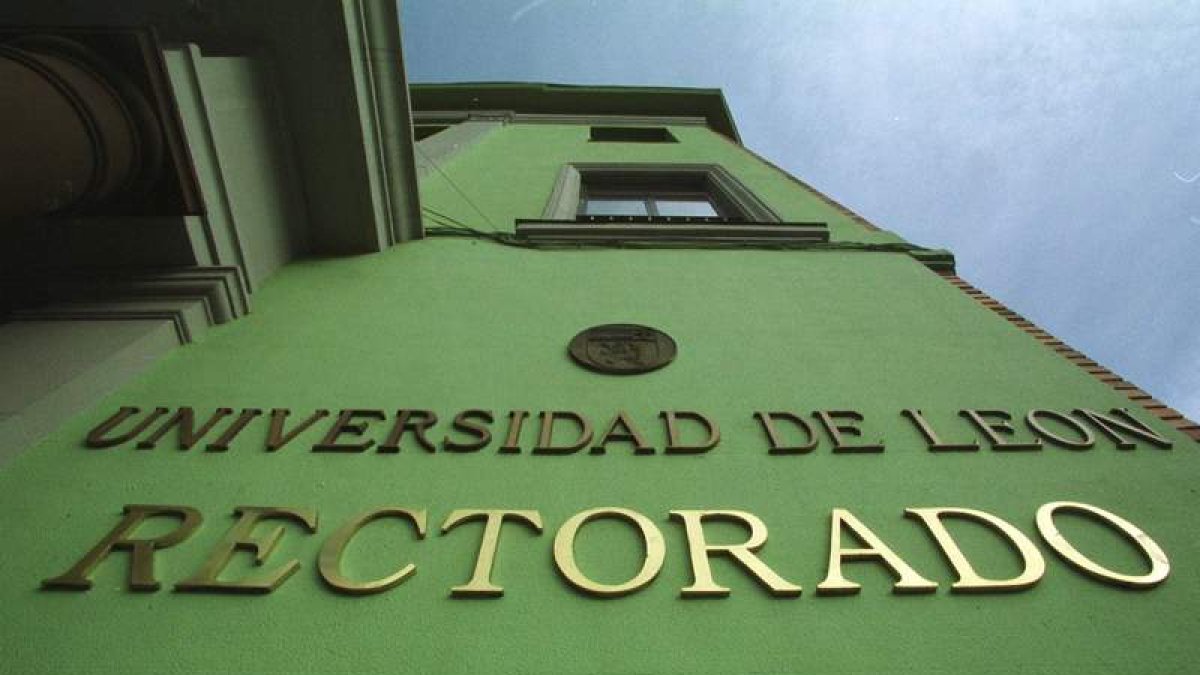 Exterior de la sede administrativa de la ULE, dónde los afectados han registrado las quejas.