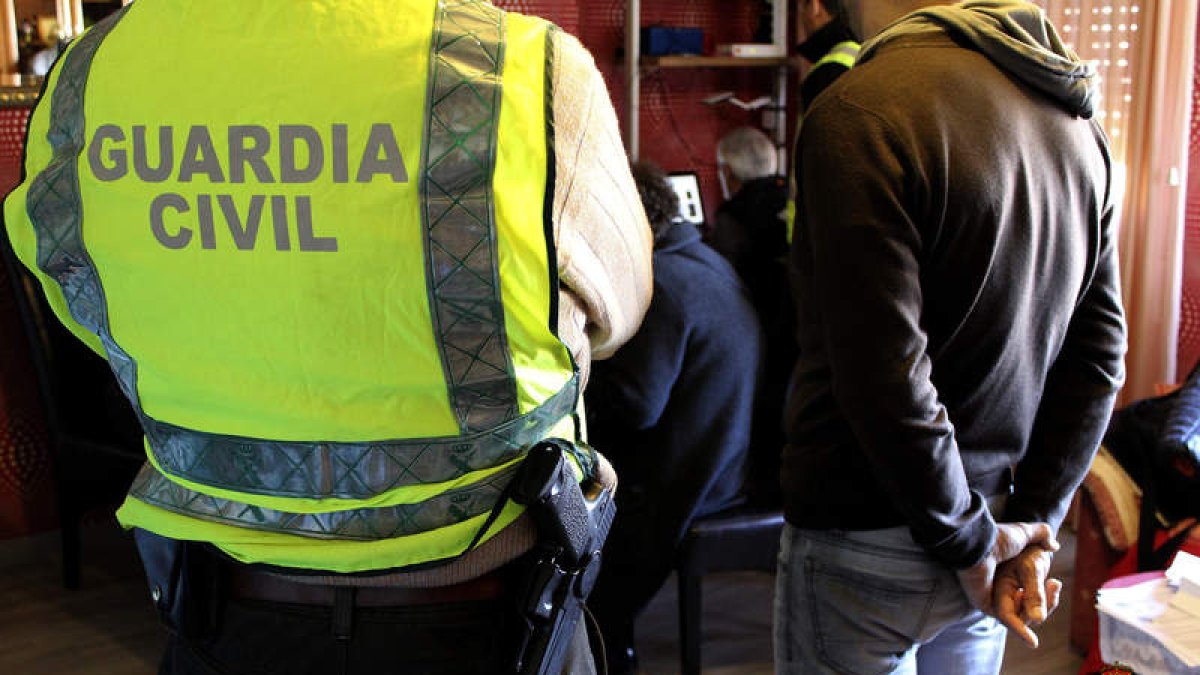 La Guardia Civil realizó 27 registros domiciliarios y efectuó 18 detenciones. EFE