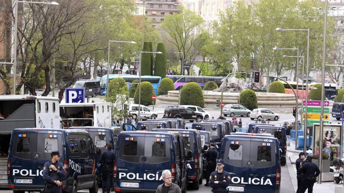 Efectivos policiales en los alrededores del Congreso de los Diputados en las horas previas a la protesta que llama a «asediar» hoy la Cámara Baja.