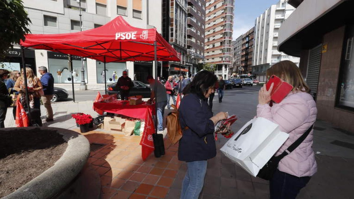 Puesto informativo electoral del PSOE ayer sábado. DL