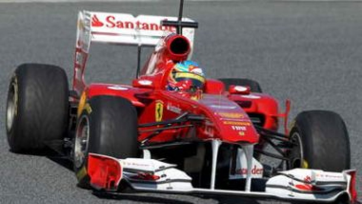 Fernado Alonso, conduce su Ferrari F150th Italia en los entrenamientos de ayer en Montmeló.