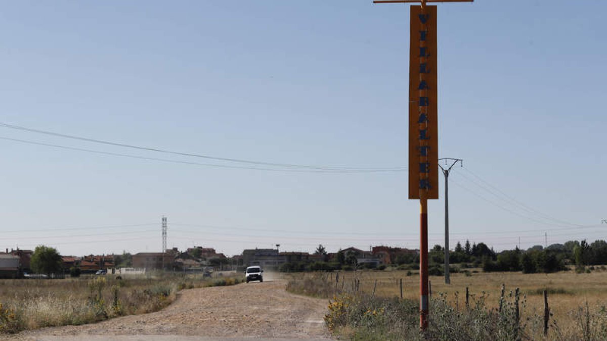 La franja de 300 metros de Villabalter continúa de tierra frente al asfalto de Azadinos. JESÚS SALVADORES