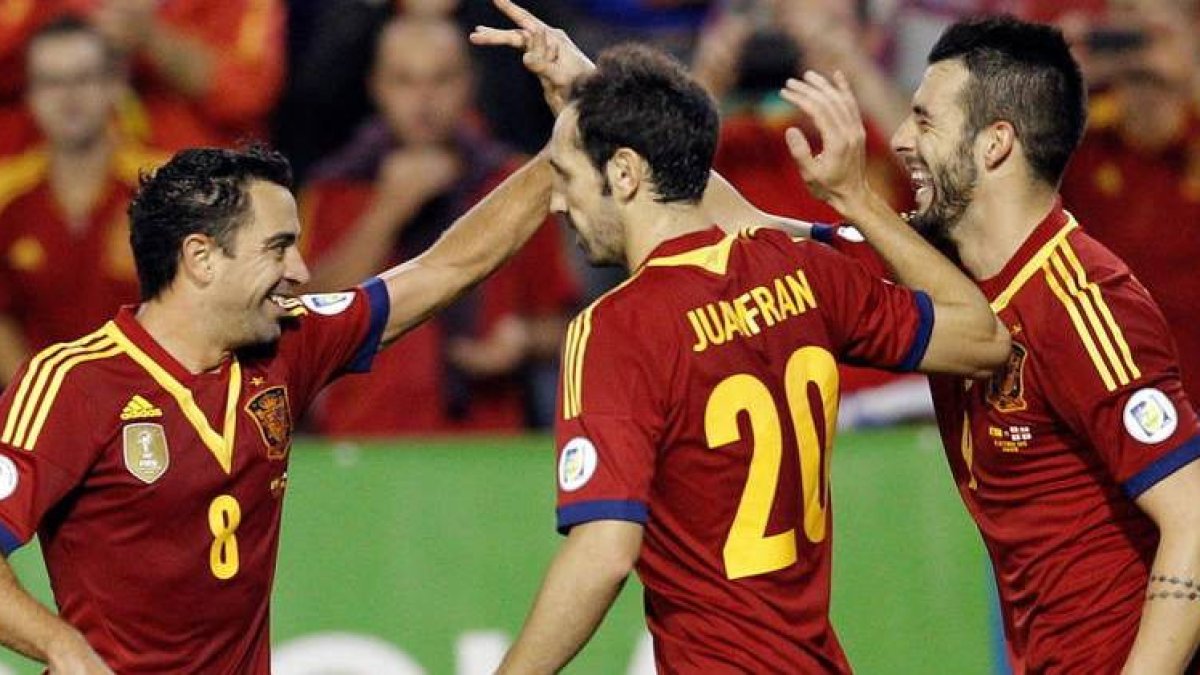 Álvaro Negredo, a la derecha, celebra con Juanfran, en el centro, y Xavi Hernández el gol marcado a la selección de Georgia.