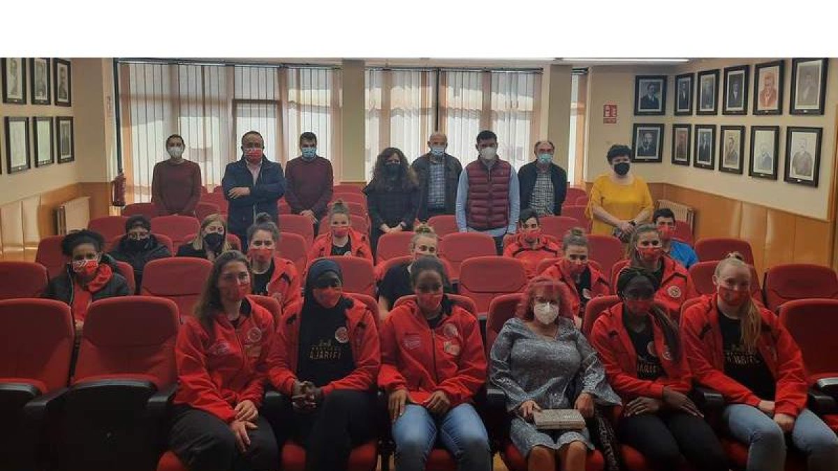 Las integrantes de la plantilla, en un momento de la recepción en el Ayuntamiento. JAVIER PÉREZ