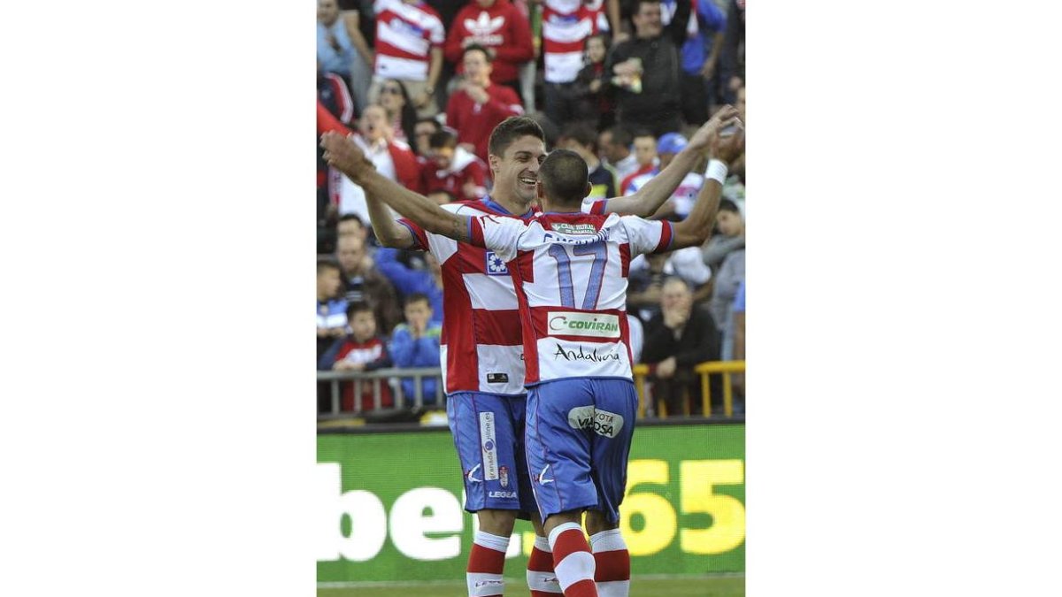 Siqueira (i) celebra su gol junto a su compañero Martins.