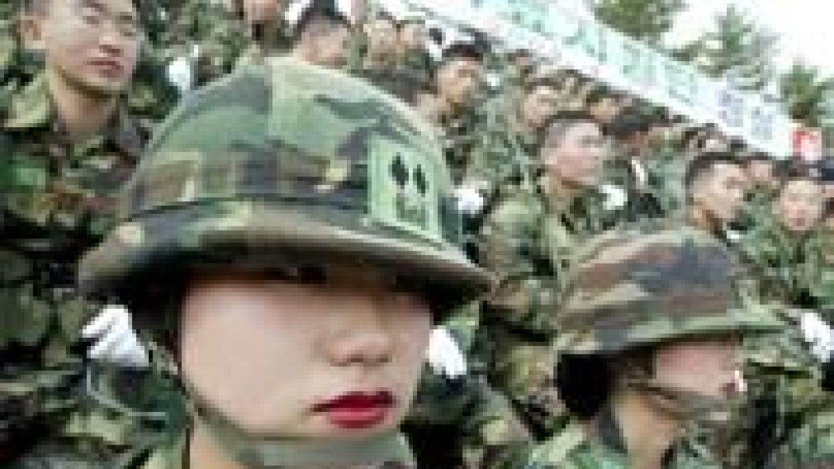 Dos mujeres del Ejército coreano forman con sus compañeros de armas en la base de Gwanju