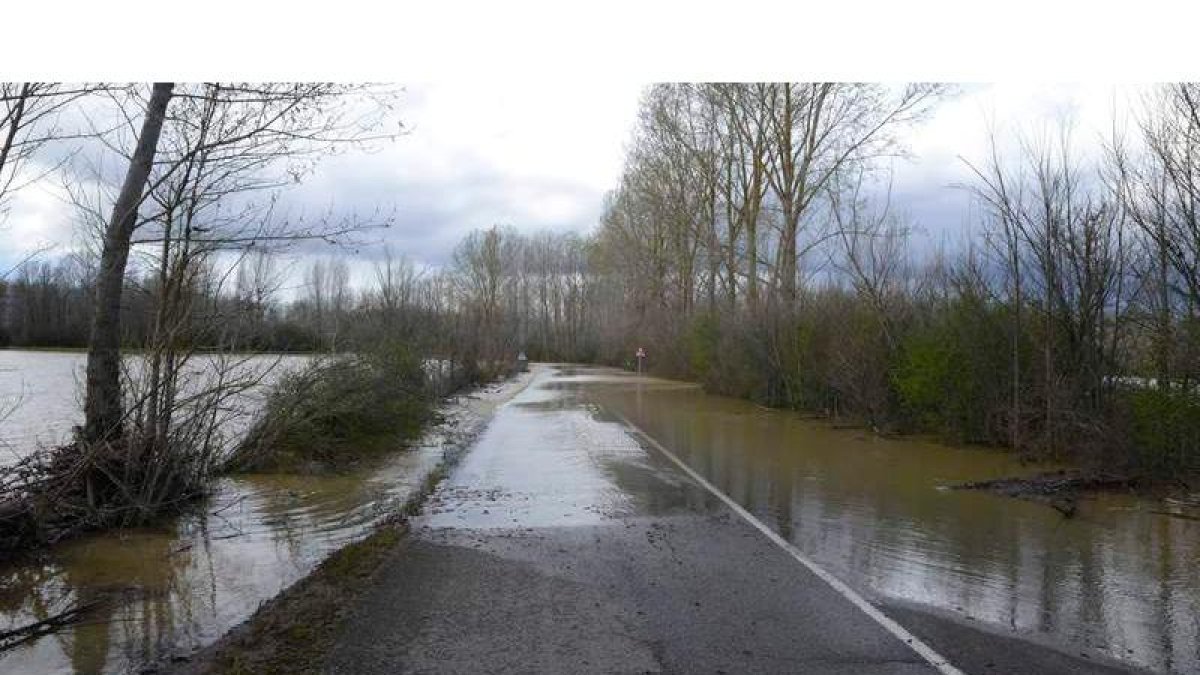 Los cortes de carretera por las avenidas del Cea y el Valderaduey fueron notables ayer en la zona sureste de León. ACACIO DÍAZ