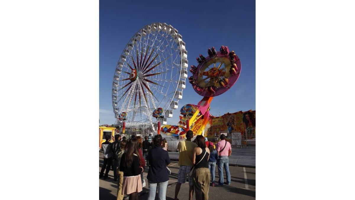 La noria ya gira en las fiestas.
