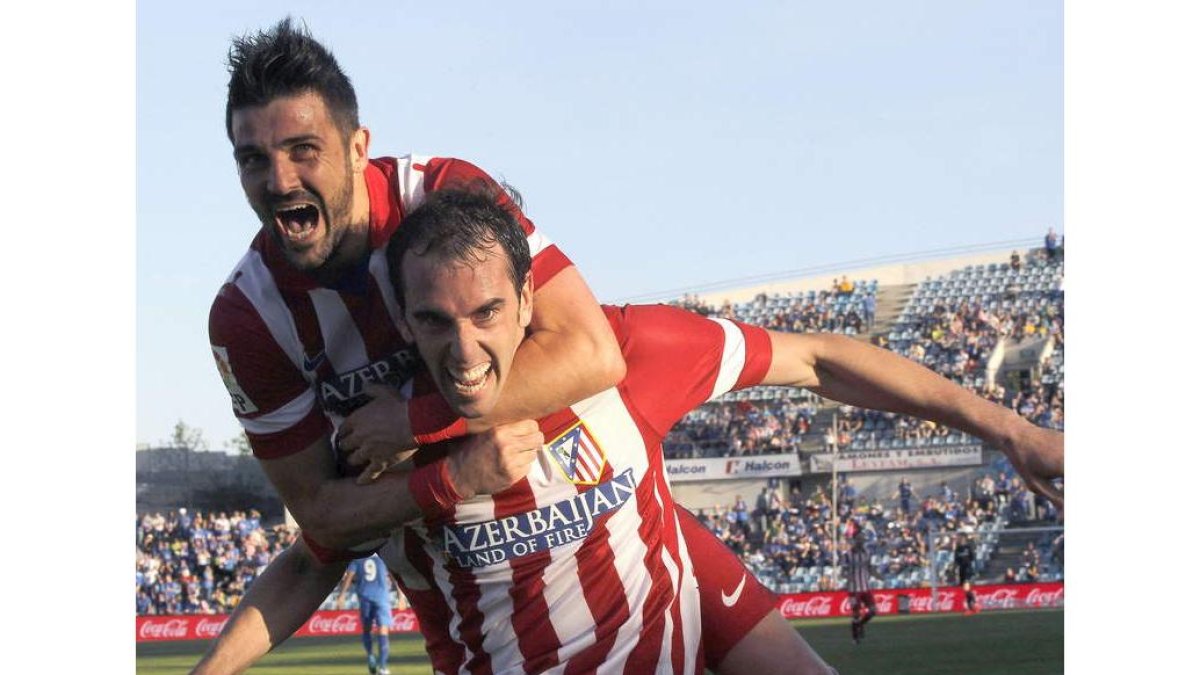 Diego Godín celebra con su compañero David Villa el primer gol del Atlético de Madrid