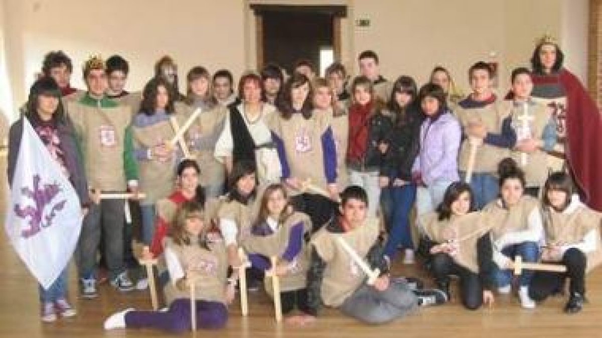 Los alumnos de La Asunción posan disfrazados de personajes históricos.