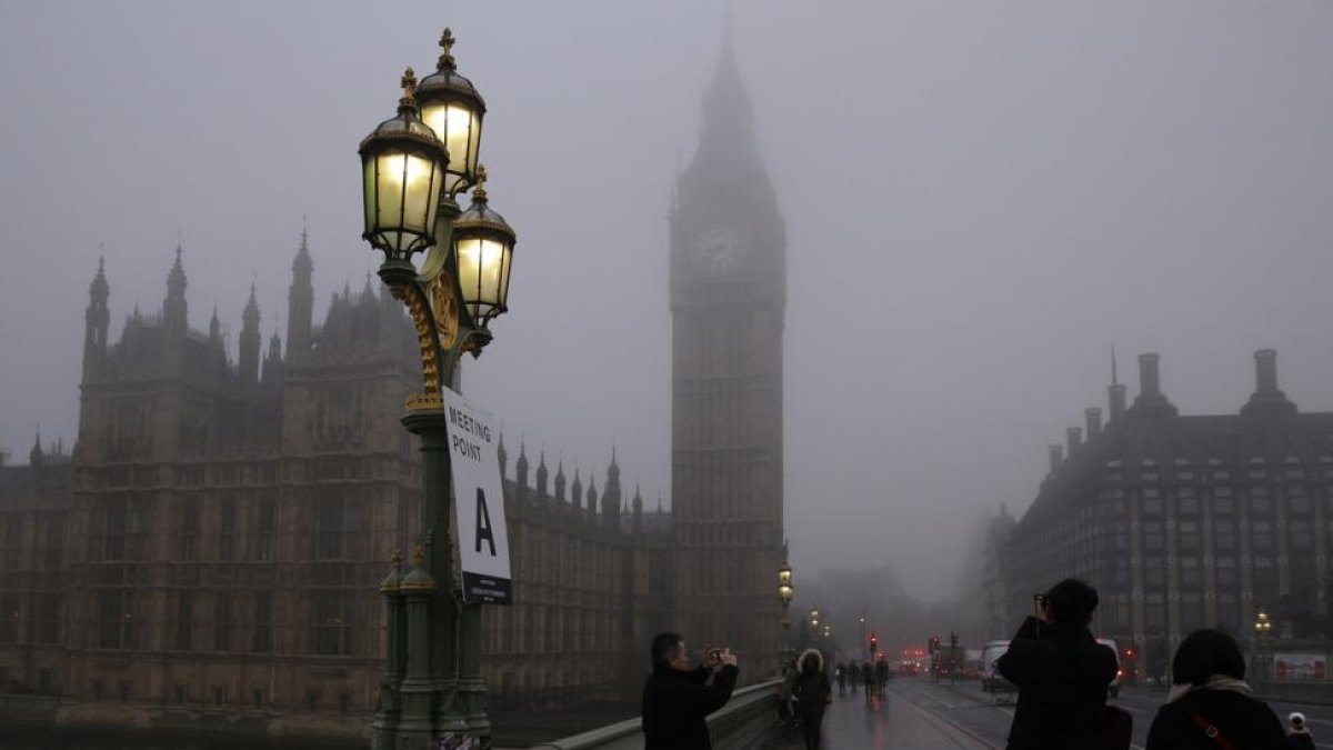 Turistas fotografiándose con el Big Ben de fondo, este viernes.