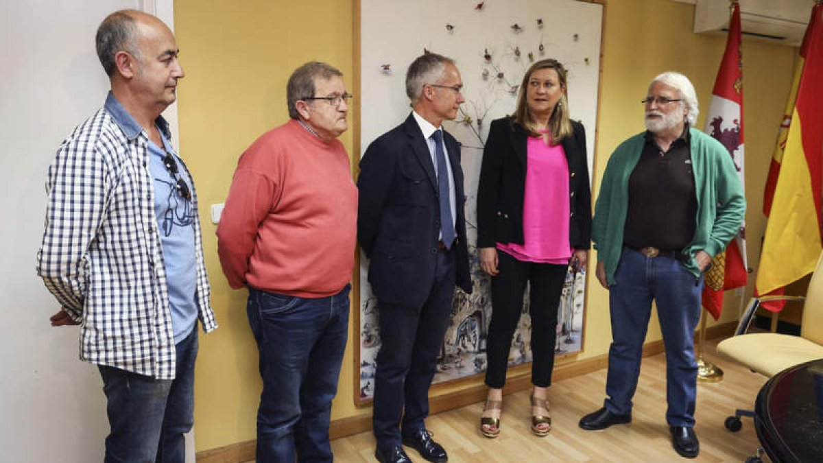 La consejera de Economía con Juan Sobredo (derecha) y miembros del comité, ayer. RAÚL GARCÍA/ EFE