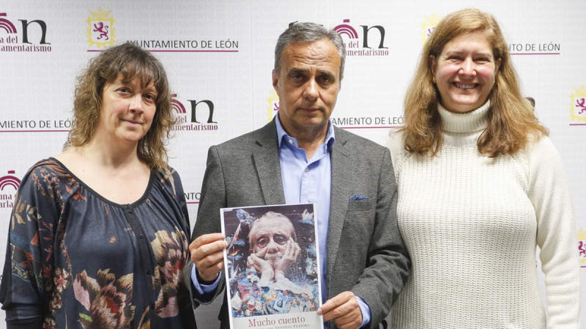 Dolores Alonso, Joaquín Otero y Margarita Torres en la presentación del homenaje a Pereira. DL