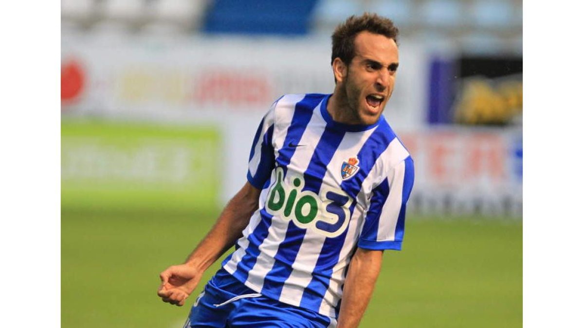 Carlos Ruiz celebra con rabia el gol que le da a la Deportiva los primeros tres puntos de la Liga en su regreso a la categoría.