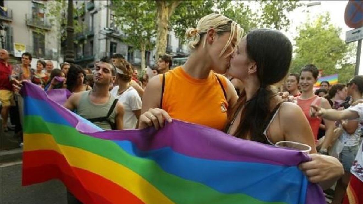 Manifestantes celebran el Día del Orgullo Gay de 2005, en Barcelona.