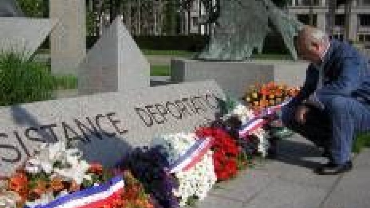 Un hombre en el monumento a la Resistencia de Cherburgo