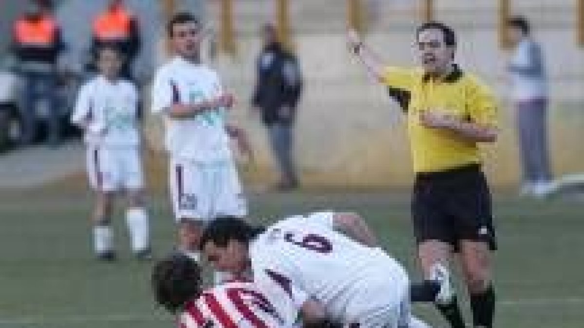 Villamil exterioriza su euforia cuando Miguel Alfonso hizo el primer gol